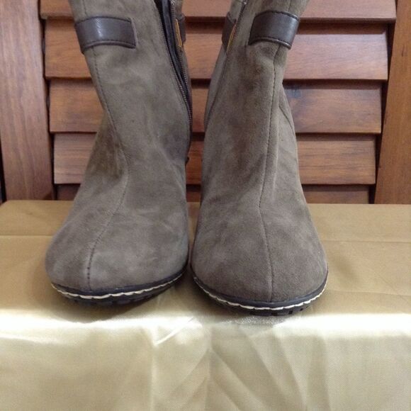 Sofft Brown/Taupe Suede Leather Ankle Boots Good Condition Size 9 - Picture 2 of 7